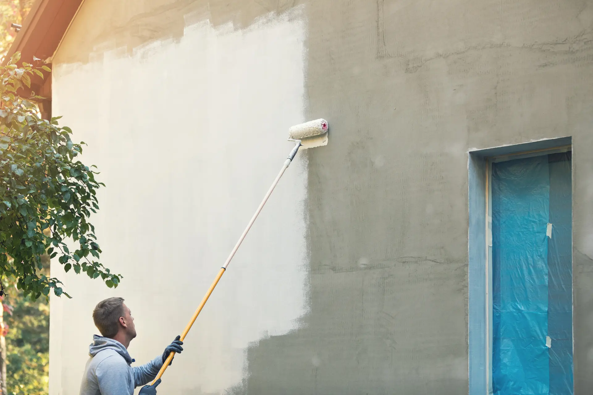 Pintor trabajando en una fachada en Alcorcón